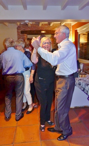 28_P1130050 (Clement).jpg - ... le DJ a enfin compris le style qui nous convenait...